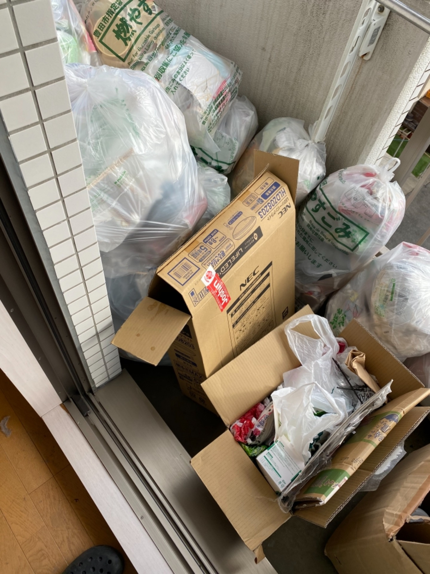 豊田市で1Kクリーニングとゴミ処理と網戸張替えしました。