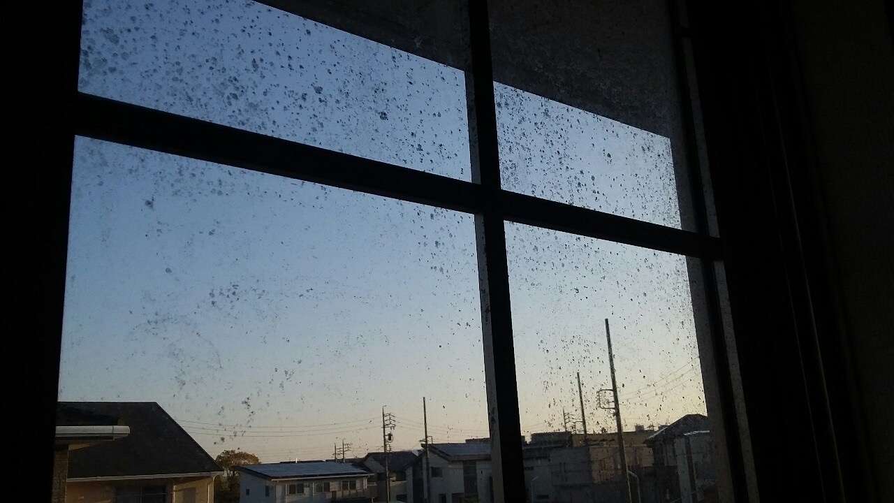 名古屋市北区で空室清掃を行いました。窓がホコリでかなり汚れていました。